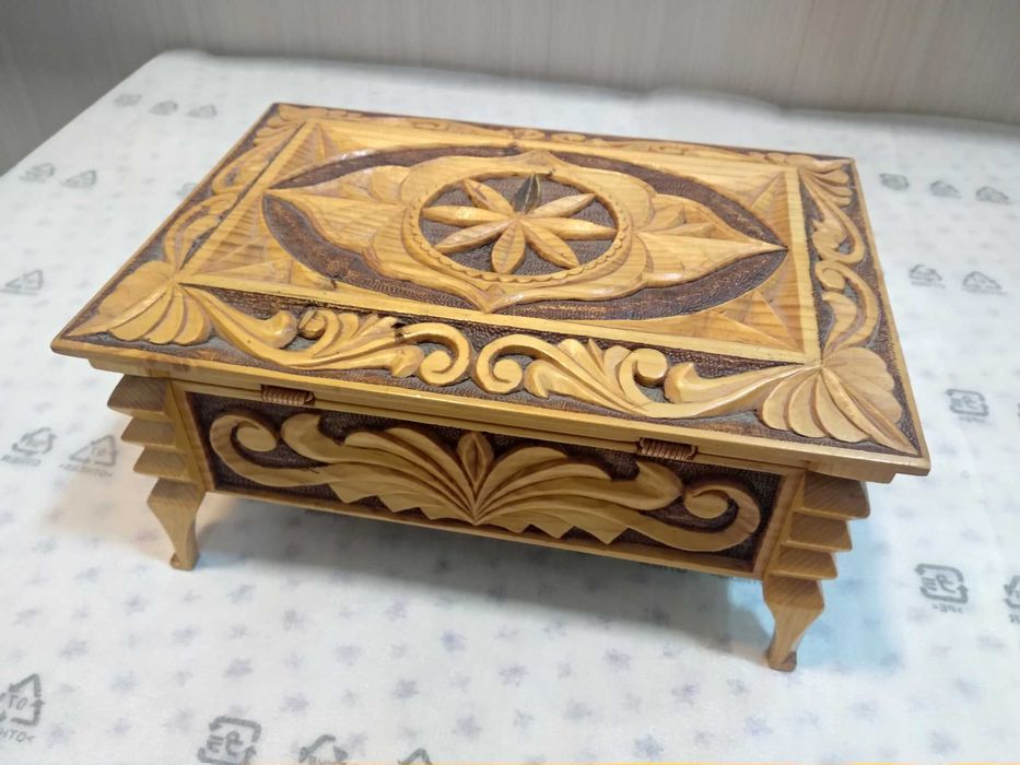 Шкатулка, деревянная, резная.