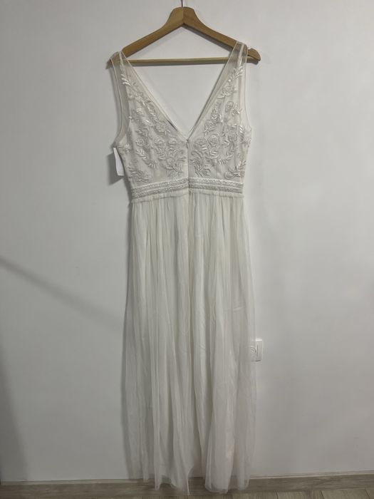 Бяла рокля.    .       .         .