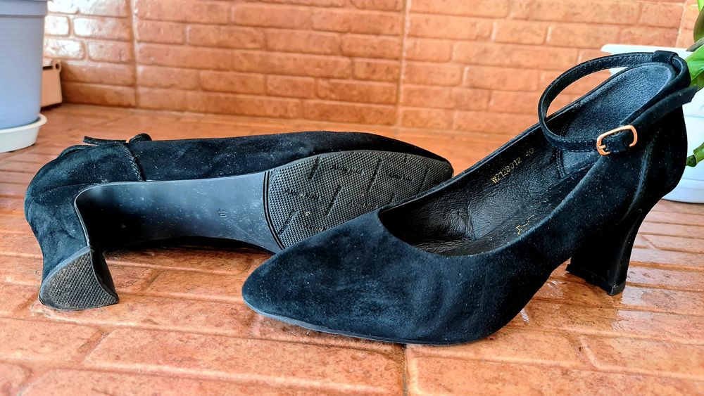 Продаю туфли замш...