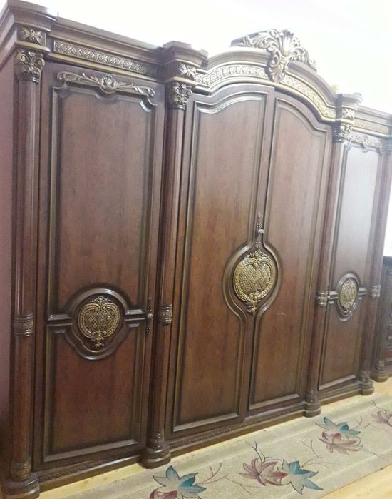 Spalni mebel sotiladi. Dubay mebeli holati yangi.