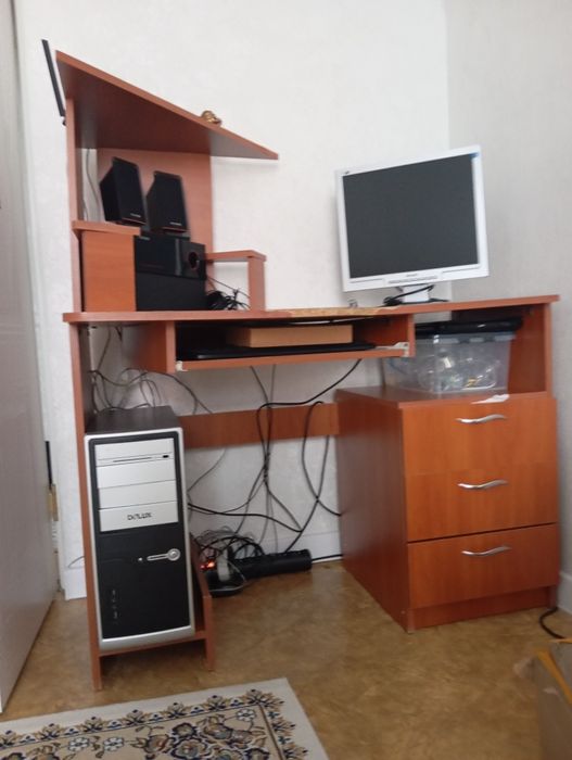 Продам компьютерный стол.