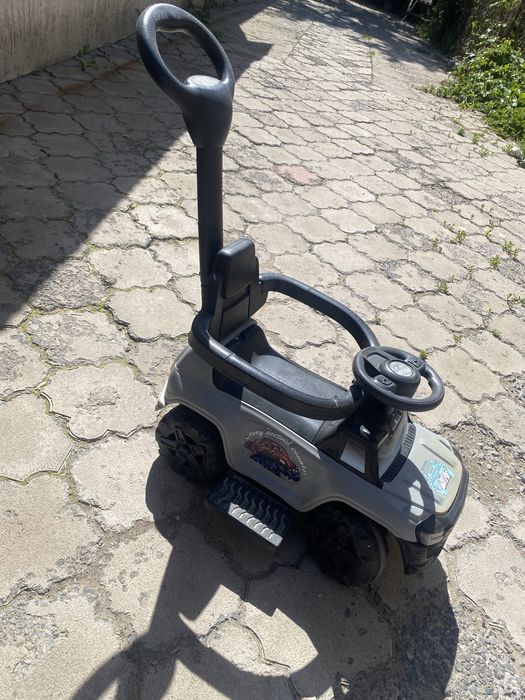 Продам детскую машину каталку