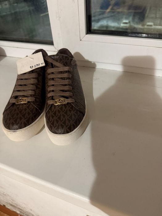 Продам кроссовки новые