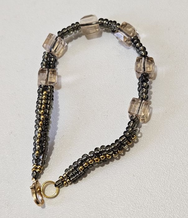 Гривни от мъниста