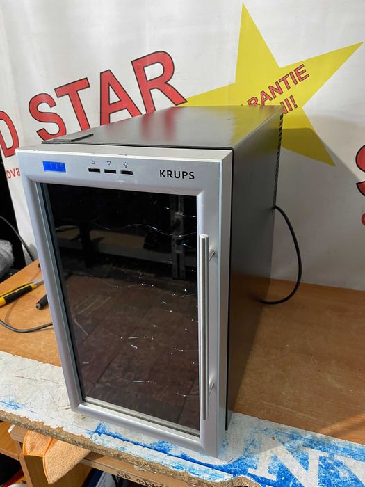 Racitor de vinuri Krups JC 10   8 sticle, Panou control tactil cu afisaj electronic,