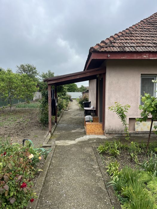 Casa cu doua camere decomandata si foarte spatioasa