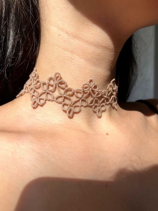 Choker realizat manual în tehnica frivolité (tatting)
