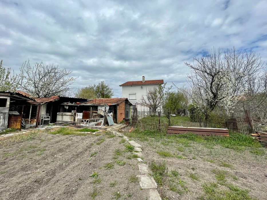 Двуетажна къща с таван и гараж в гр.Меричлери