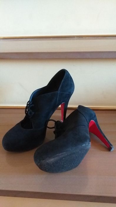 Pantofi talpa rosie cu toc din piele, Italia, 37