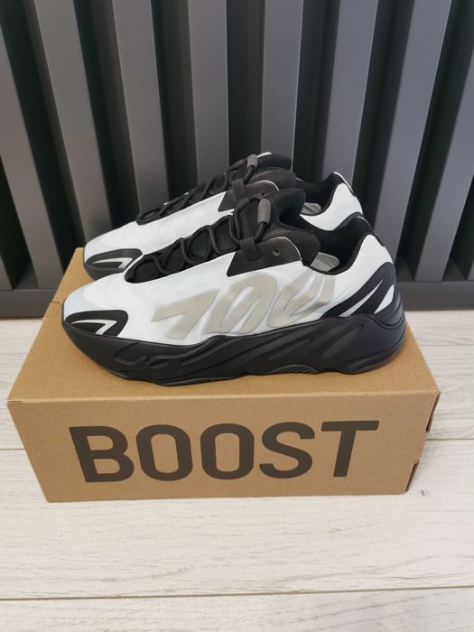 Adidas Yeezy 350 . Yeezy 700