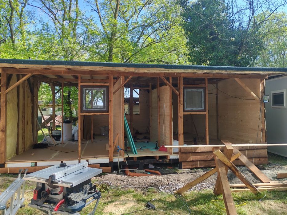 Изработка на дървени къщи бунгала, навеси.