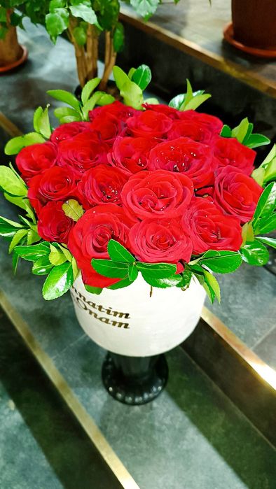 Buket yasab beramiz tayor buketlar bor dostavka qilib beramiz