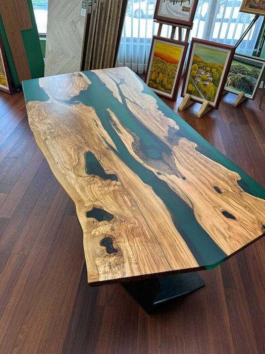 Трапезна маса от Маслина и Епоксидна смола зелена във футуристична форма на плот и основа