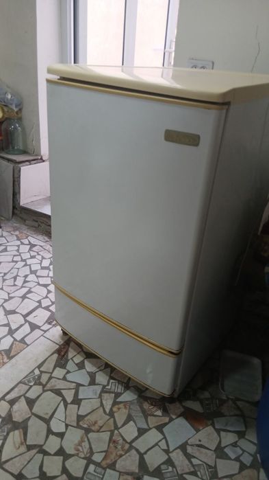 Холодильник сотилади