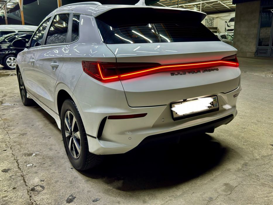 BYD e2 Zudlik bilan sotilqdi toliq eliktir bilan harakatlanadi