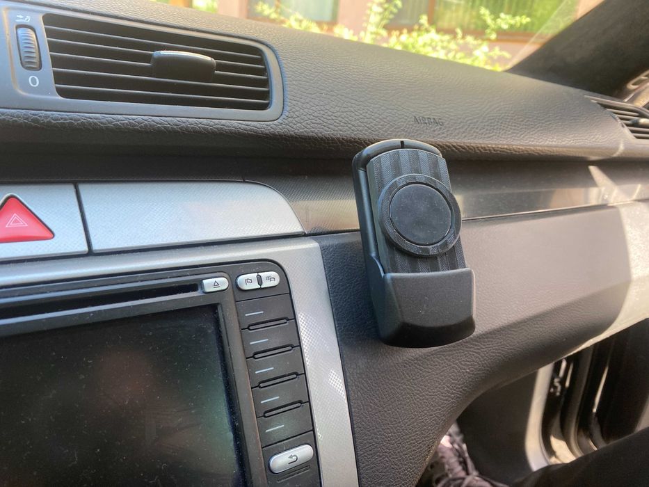 Магнитна стойка за телефон Passat b6/b7/CC + Подарък