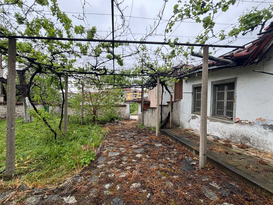 ПАРЦЕЛ със стари къщи в ЦЕНТРАЛНАТА ЧАСТ НА ГРАДА