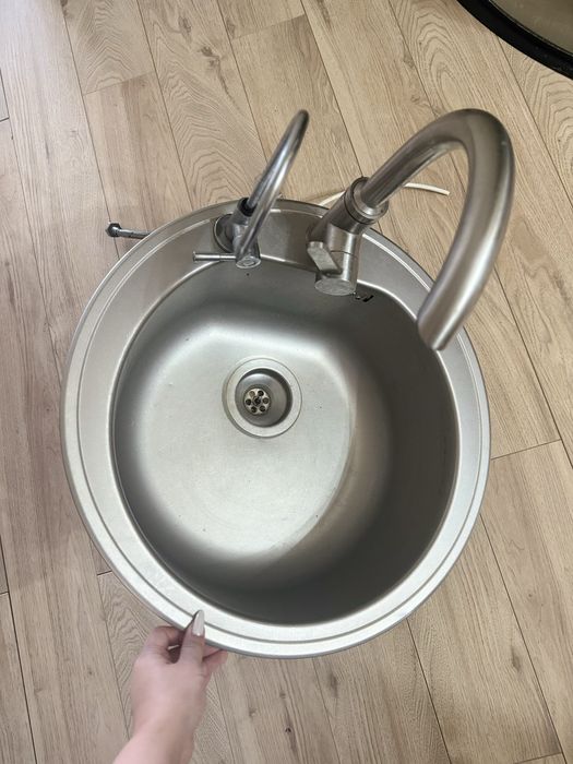 Кухонная мойка со смесителем