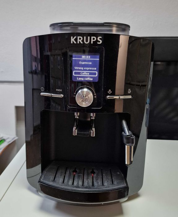 Espressor automat KRUPS EA8250 – revizionat recent, cappuccino