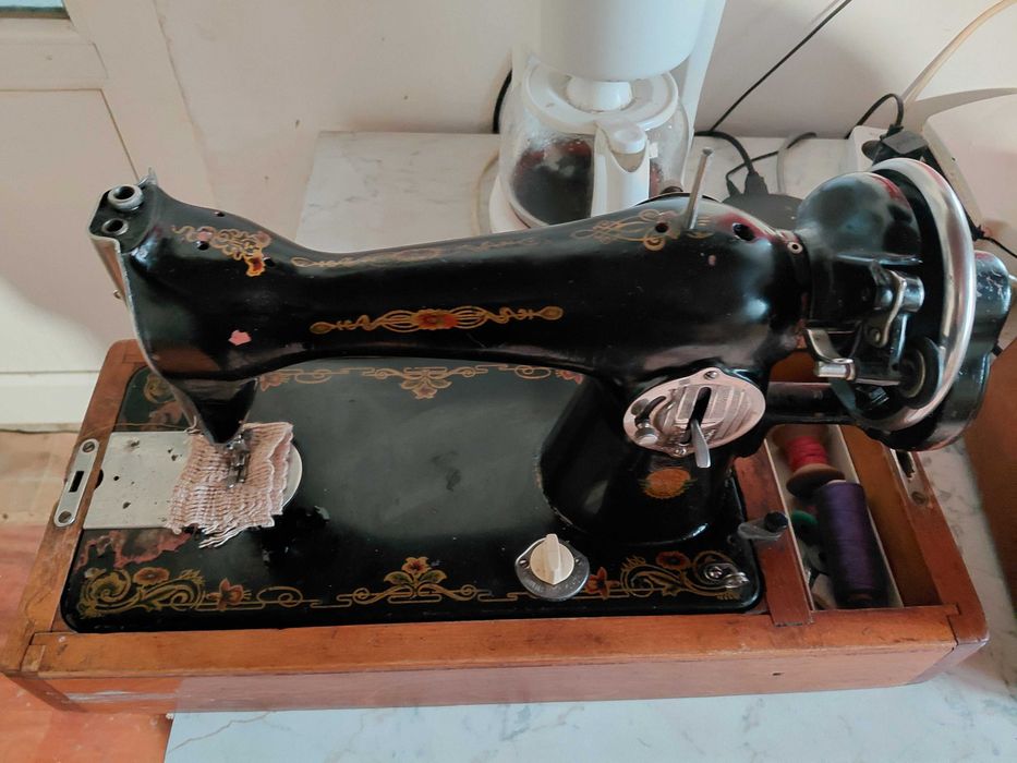 антична ръчна шевна машина .