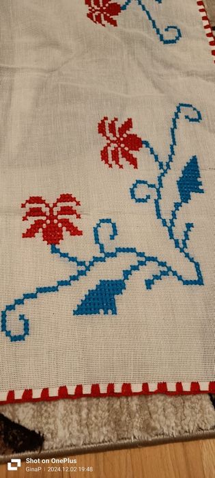 Vând fete masa  cusute manual.