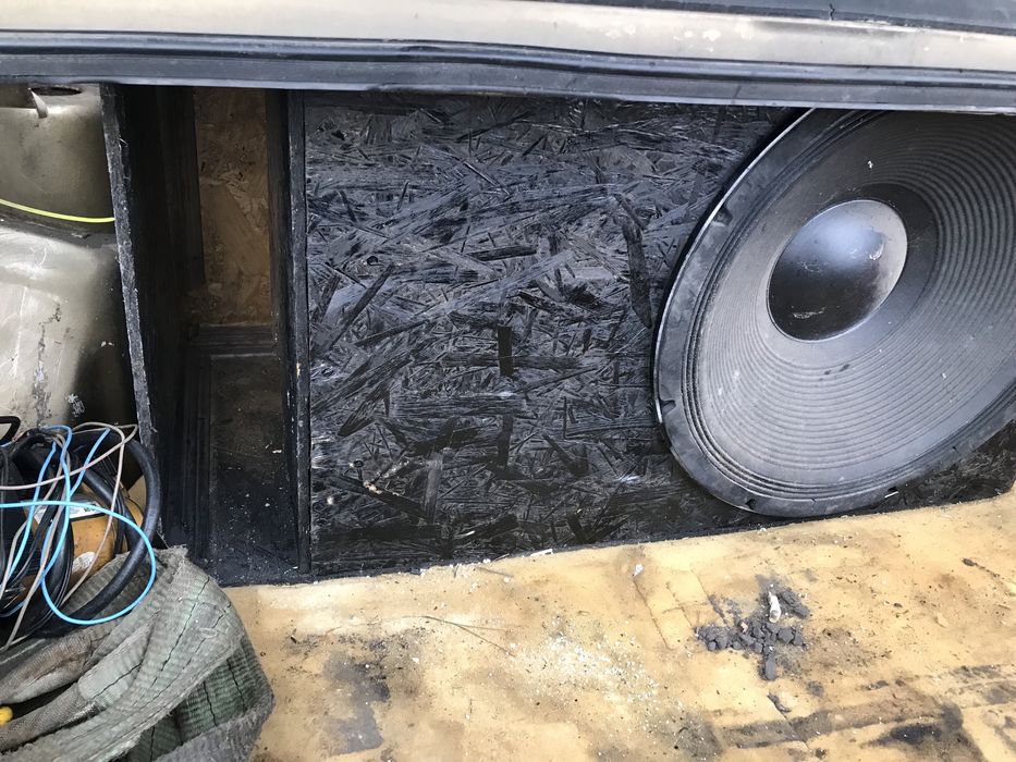 Продам сабвуфер качает норм