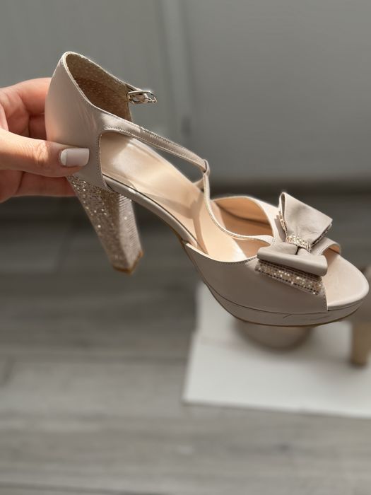 Sandale elegante bej cu toc gros și aplicații strălucitoare