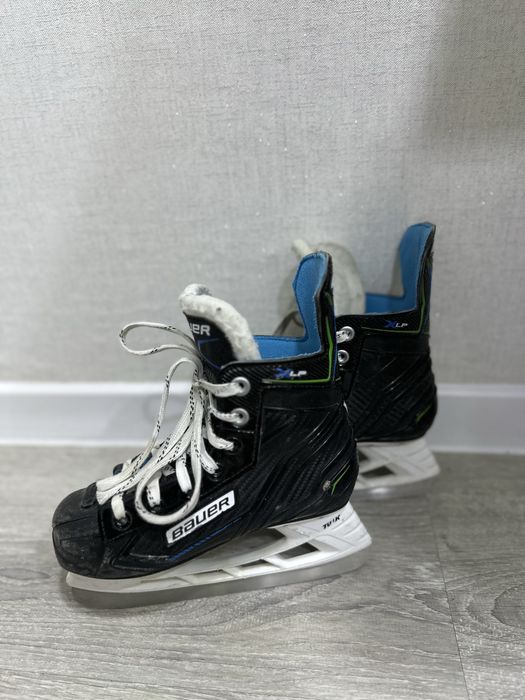 Продам коньки bauer