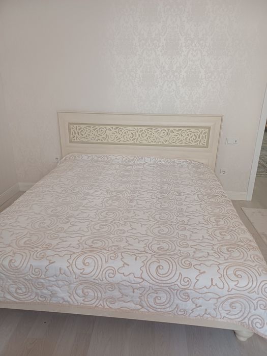 Двуспальная кровать с комодом