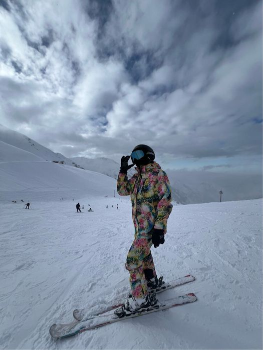 Лыжный костюм ярким принтом