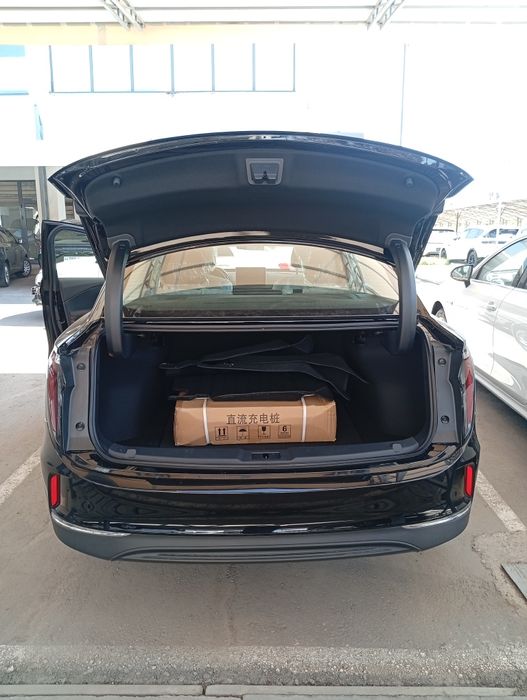 HongqiE-EM5 2025 restayling