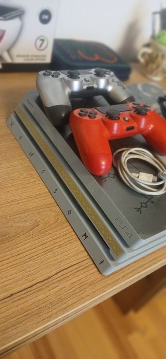 Vând ps4 pro cu încărcător