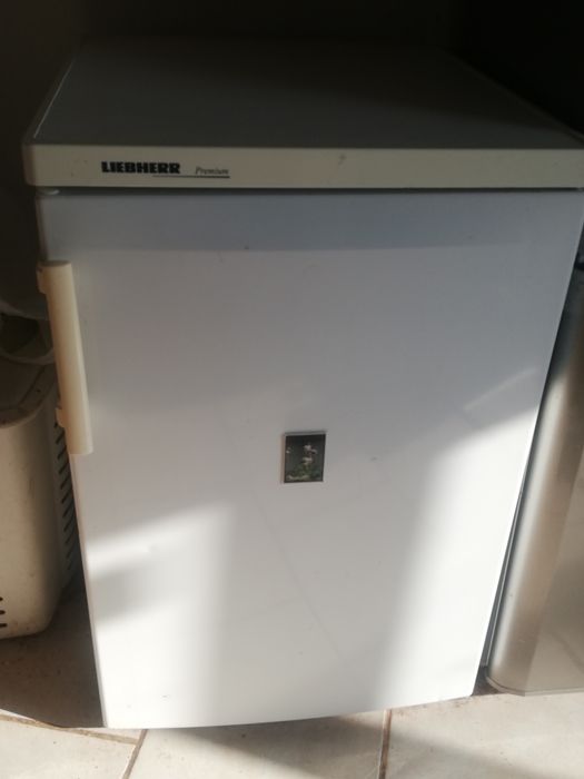 Продавам малък хладилник Либхлер
