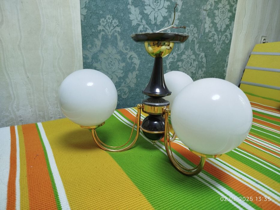 Продам люстры б/у.