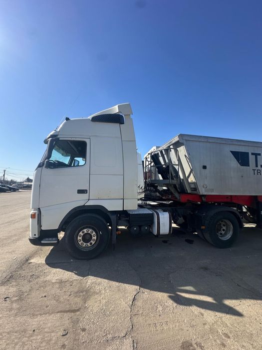 Vand 2xCapT + semiremorca ( de la cap tractor alb)