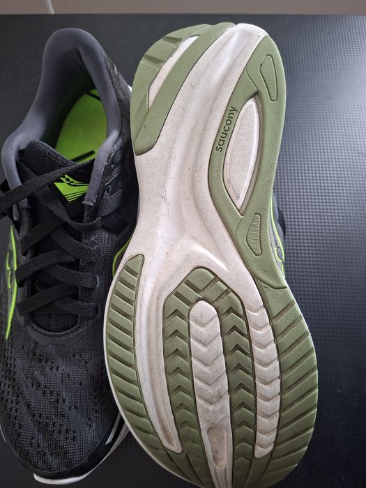 Маратонки за бягане Saucony Guide 16 в разцветка "Black/Glade" (Черно / Яркозелено).