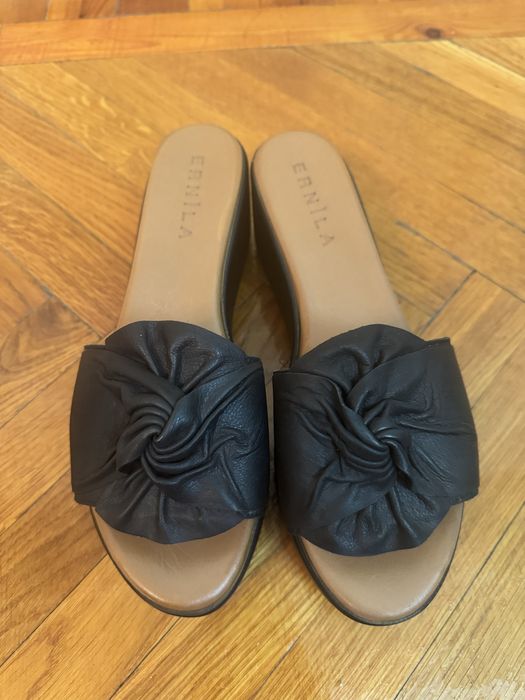 Женские стильные тапочки на танкетке из натуральной кожи