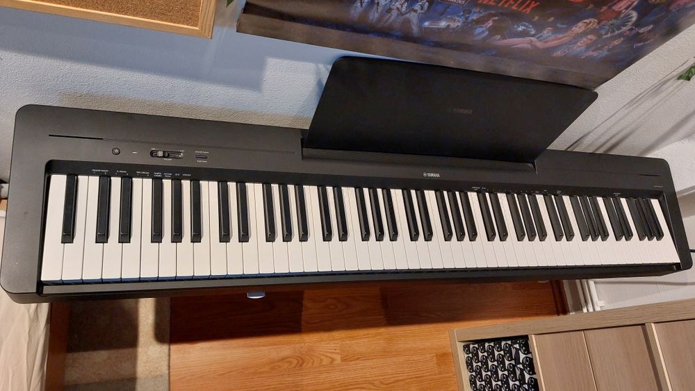 Pian digital Yamaha P-145 B