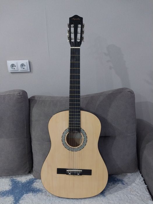 Продам гитару классическую