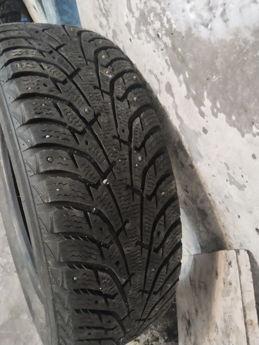 Продам 2 шины шипованные 215/65/16