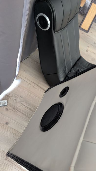 Vând 2 fotolii de gaming / vizionare film cu boxe si subwoofer integrat
