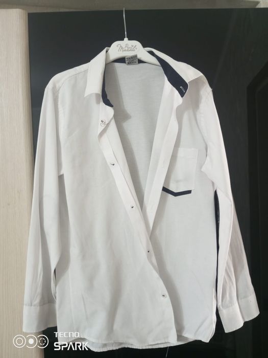 Продам белые рубашки на мальчика