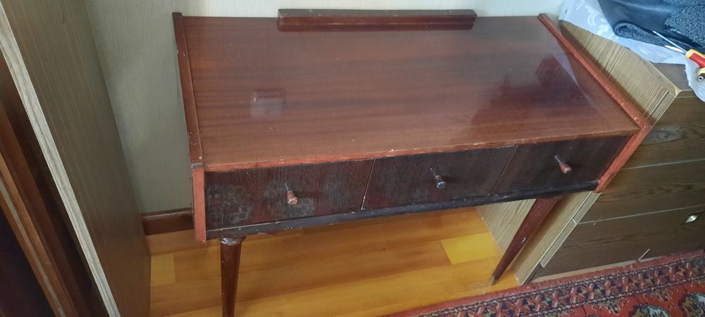 Продам 2 румынских консольных столика. Натуральное дере