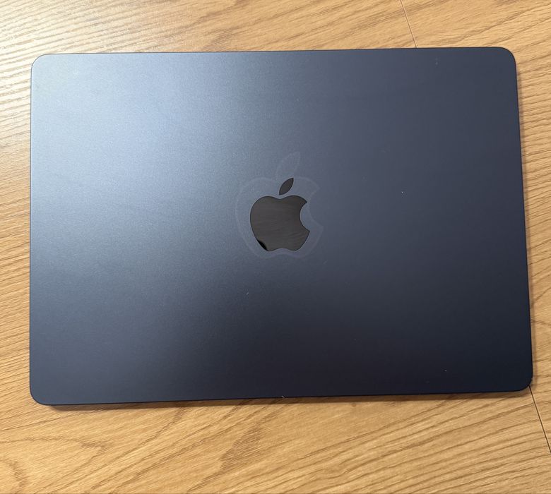 MacBook Air 13” M3 (2024) – 8GB RAM – 256GB SSD – 94% baterie