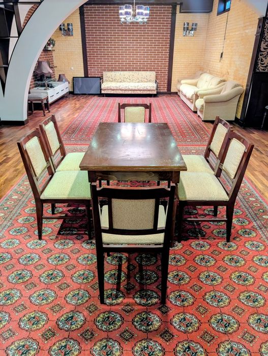 Стол и стулья в комплект