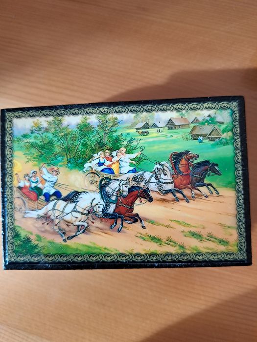 Дървена руска кутия