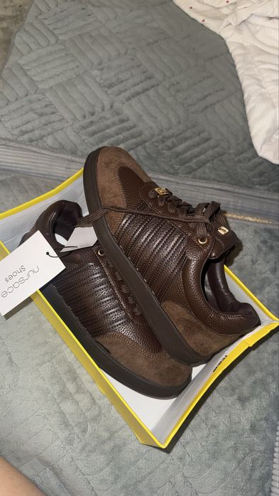 Стильные кроссовки