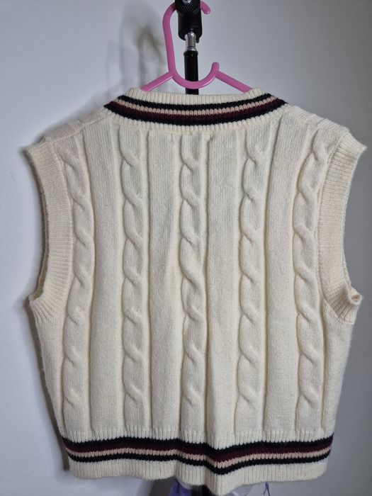 Vestă tip pulover cu gât în V