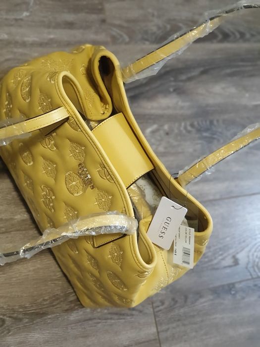 Geanta Guess, noua cu etichetă