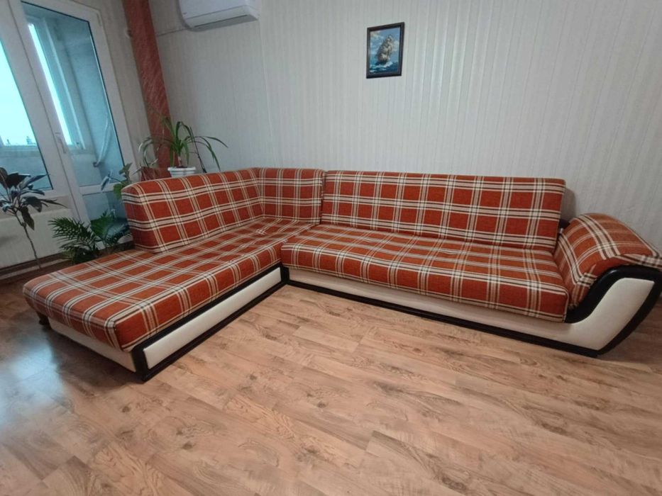 Диван с две вградени ракли